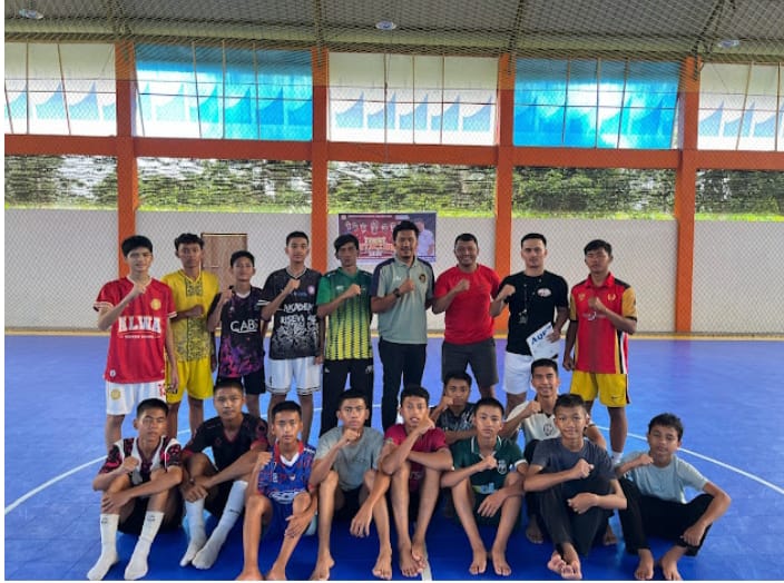 Ketua Asosiasi Futsal Kota (AFK) Sawahlunto, Marta Dinata Ittano (tengah berbaju abu-abu), berfoto bersama para atlet muda futsal Sawahlunto peserta seleksi Talent Detection U-16 dan U-19 Tahun 2025. Empat di antaranya berhasil lolos ke tim utama Provinsi
